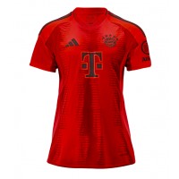 Camisa de Futebol Bayern Munich Alphonso Davies #19 Equipamento Principal Mulheres 2024-25 Manga Curta